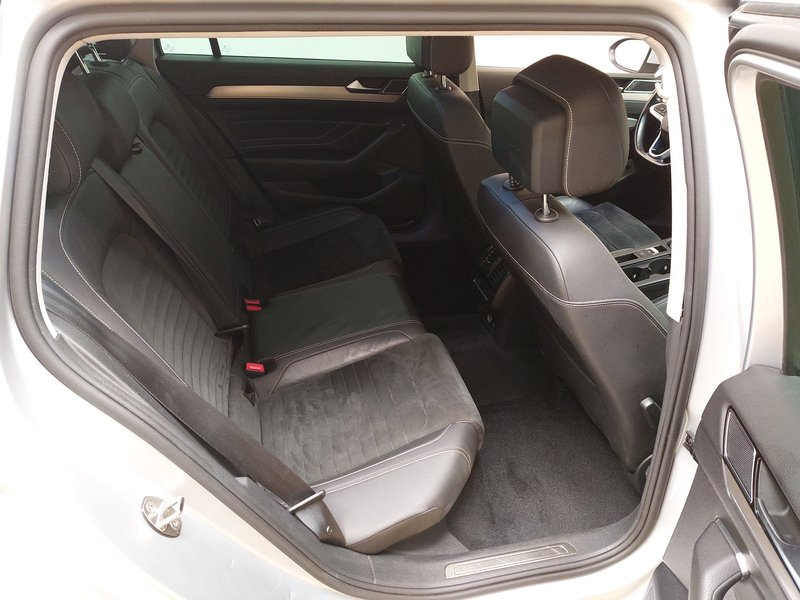 Volkswagen Passat Variant 2.0 TDI Elegance automatik • ACC • LED — 12
