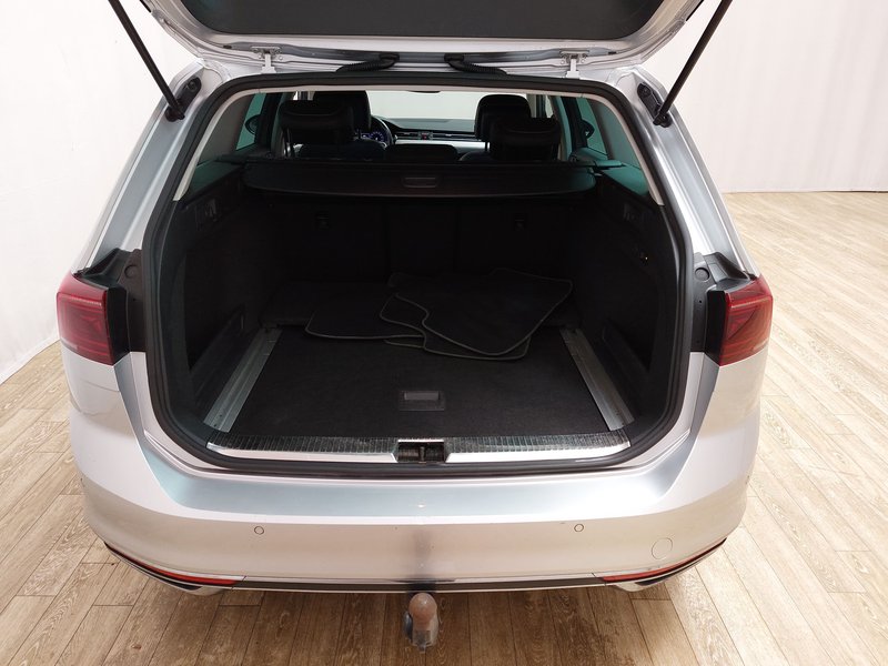 Volkswagen Passat Variant 2.0 TDI Elegance automatik • ACC • LED — 17