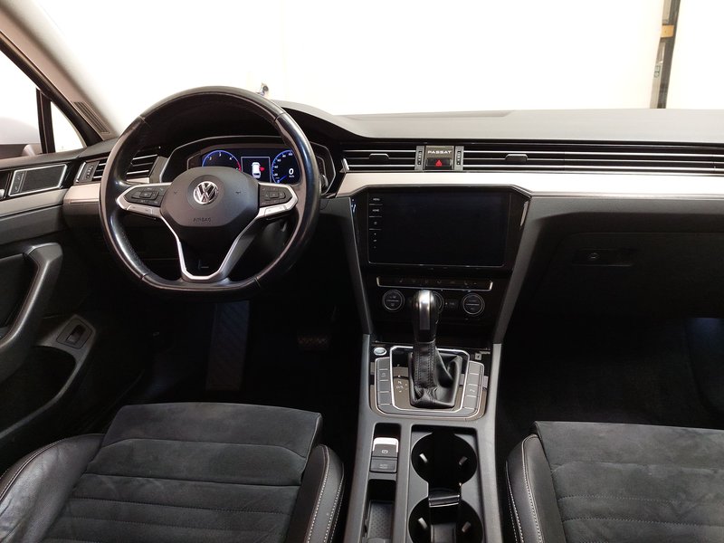 Volkswagen Passat Variant 2.0 TDI Elegance automatik • ACC • LED — 18