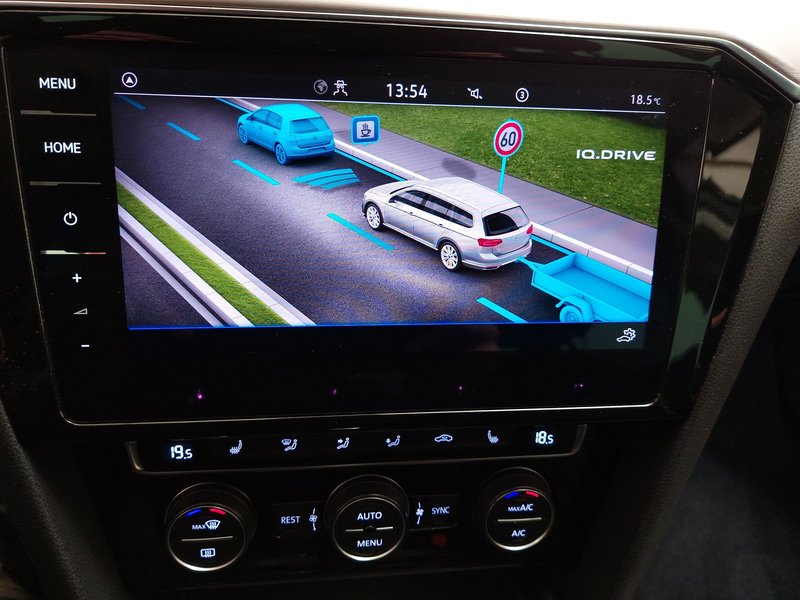 Volkswagen Passat Variant 2.0 TDI Elegance automatik • ACC • LED — 21
