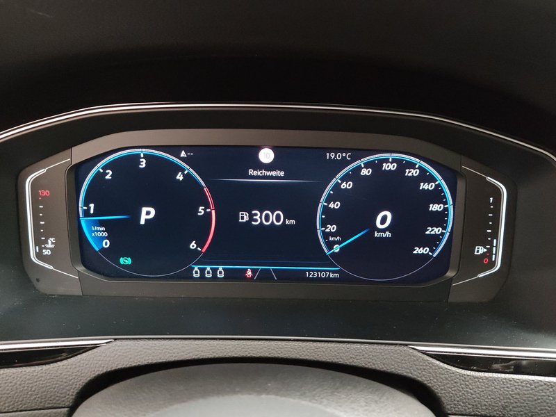 Volkswagen Passat Variant 2.0 TDI Elegance automatik • ACC • LED — 22