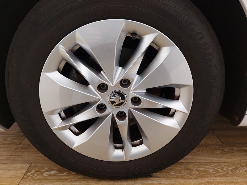 Škoda Octavia Combi 1.0 TSI automatik Ambition • Full LED — 8