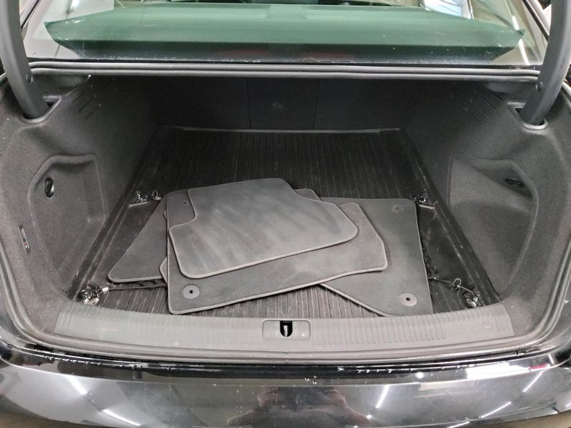 Audi A4 40 TFSI advanced • ACC • LED — 12