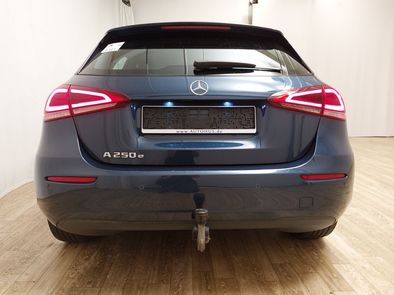 Mercedes-Benz A 250 e automatik • LED • navigacija — 14
