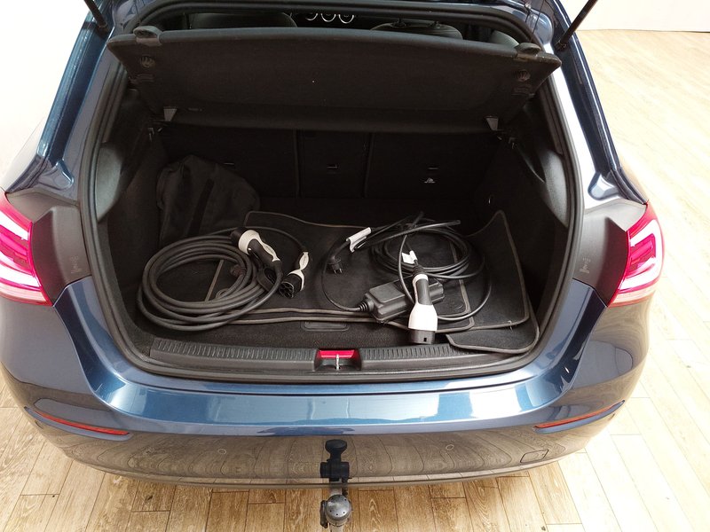 Mercedes-Benz A 250 e automatik • LED • navigacija — 19