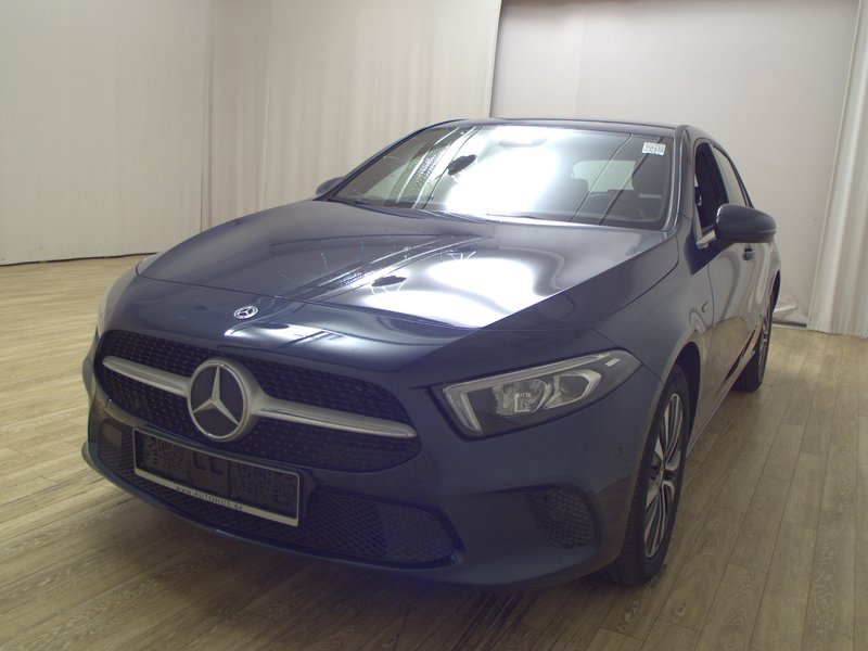 Mercedes-Benz A 250 e automatik • LED • navigacija — 2