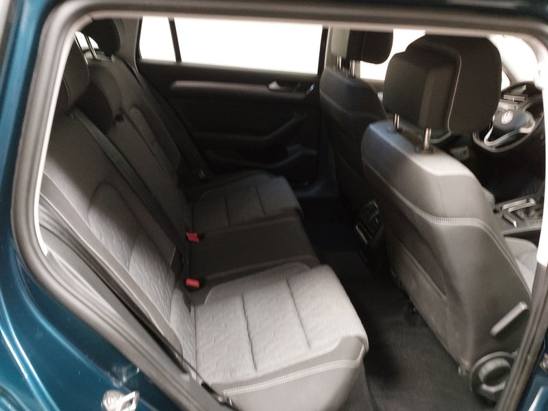 Volkswagen Passat 2.0 TDI automatik Business • ACC • AHK — 12