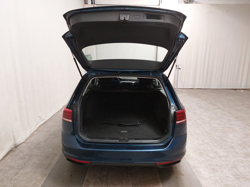 Volkswagen Passat 2.0 TDI automatik Business • ACC • AHK — 16