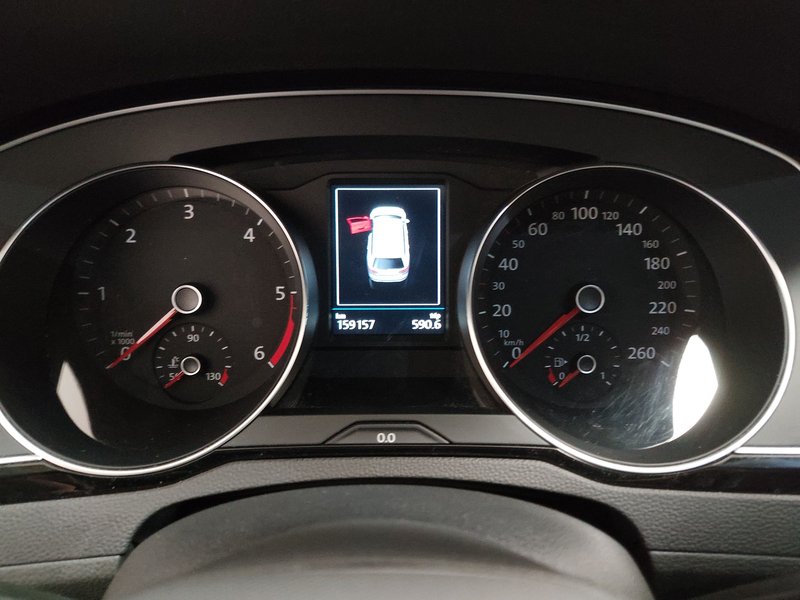 Volkswagen Passat 2.0 TDI automatik Business • ACC • AHK — 21