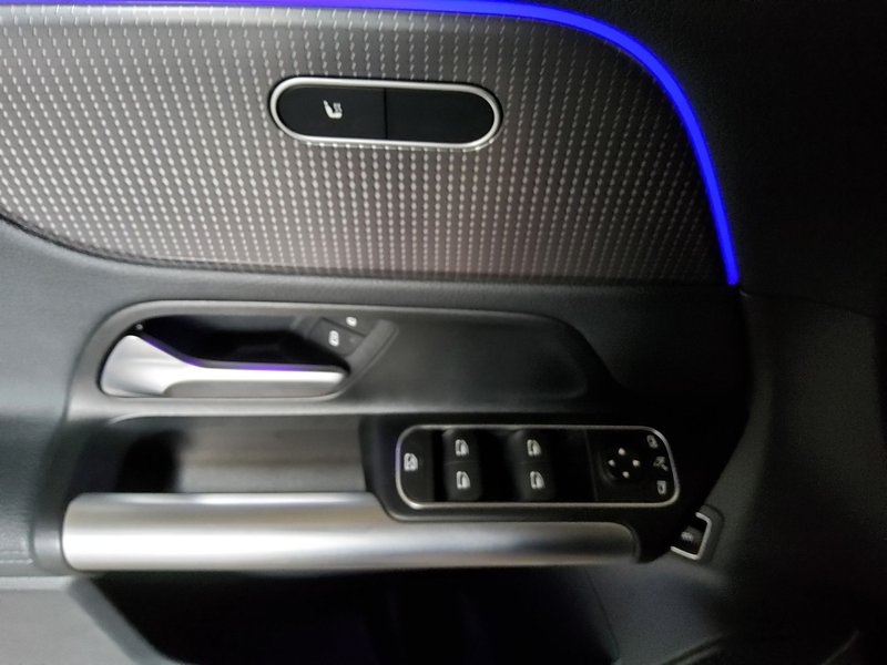Mercedes-Benz EQA 250 • ACC • LED — 10