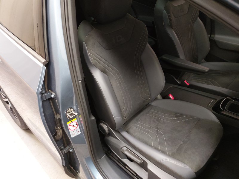 Volkswagen ID.4 Pro Performance • 360° kamera • ACC — 10
