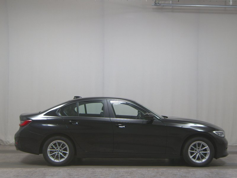 BMW 320d automatik Advantage • ACC • Full LED