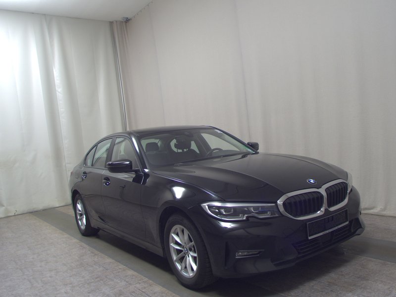 BMW 320d automatik Advantage • ACC • Full LED — 3