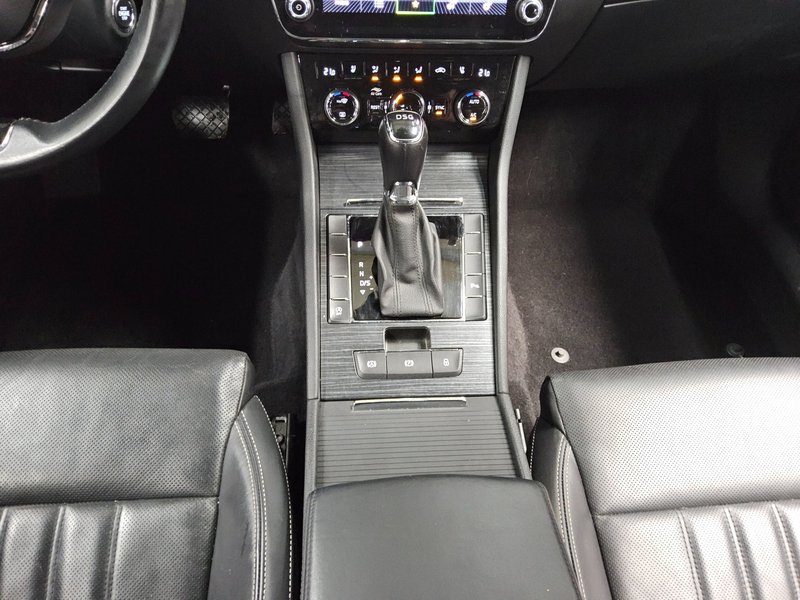 Škoda Superb Kombi 2.0 TDI automatik Style • LED • digitalni instrumenti — 6