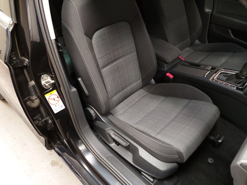 Volkswagen Passat Variant 2.0 TDI automatik Business • ACC • LED — 10