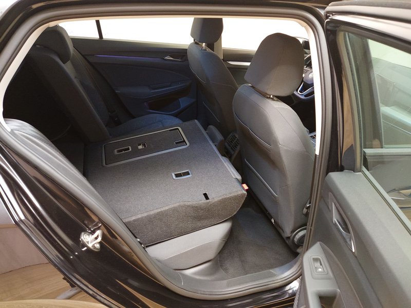 Volkswagen Golf 8 2.0 TDI automatik Life • ACC • LED — 11