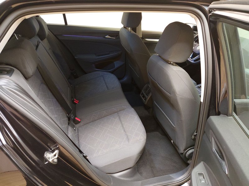 Volkswagen Golf 8 2.0 TDI automatik Life • ACC • LED — 12