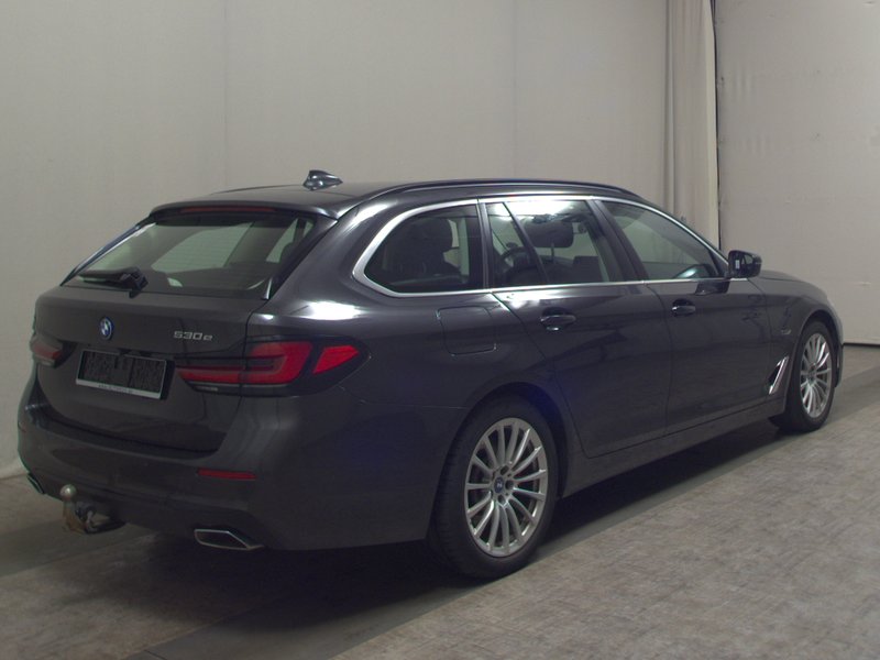 BMW 530e Touring automatik • ACC • koža — 4