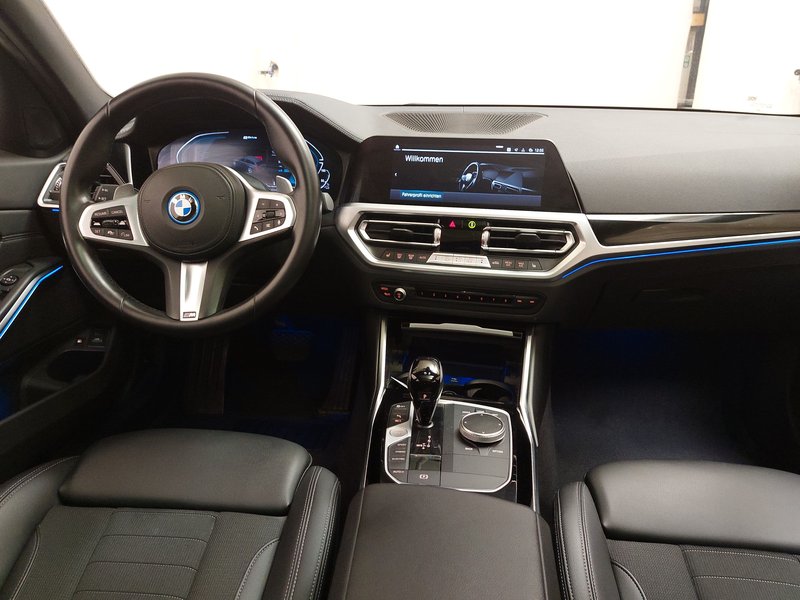 BMW 330e Touring Sport Line automatik • ACC • Full LED — 19