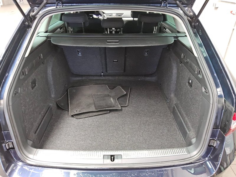 Škoda Superb Kombi 2.0 TDI automatik Ambition • ACC • Full LED — 12