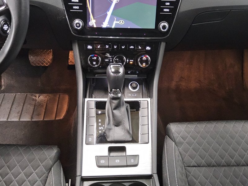 Škoda Superb Kombi 2.0 TDI automatik Ambition • ACC • Full LED — 6