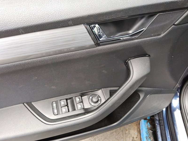 Škoda Superb Kombi 2.0 TDI automatik Ambition • ACC • Full LED — 9