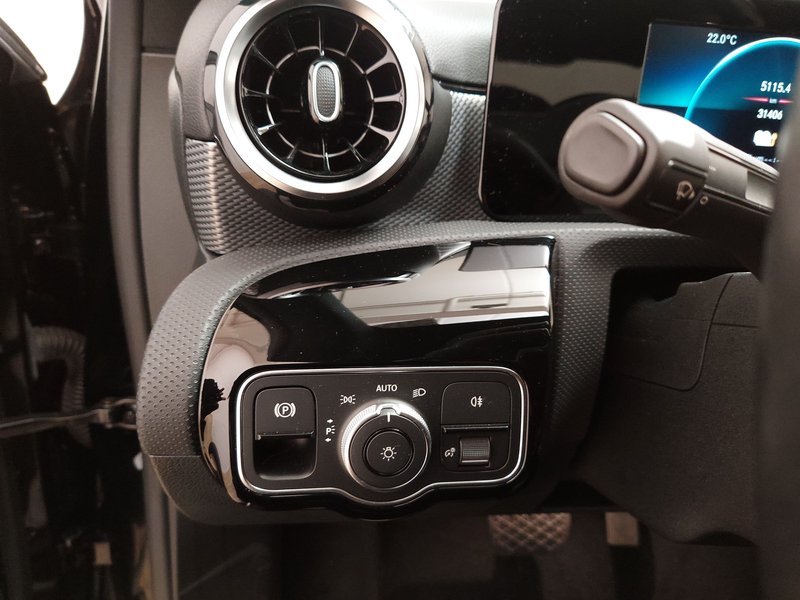 Mercedes-Benz A 250 e Progressive automatik • Full LED • digitalni instrumenti — 7