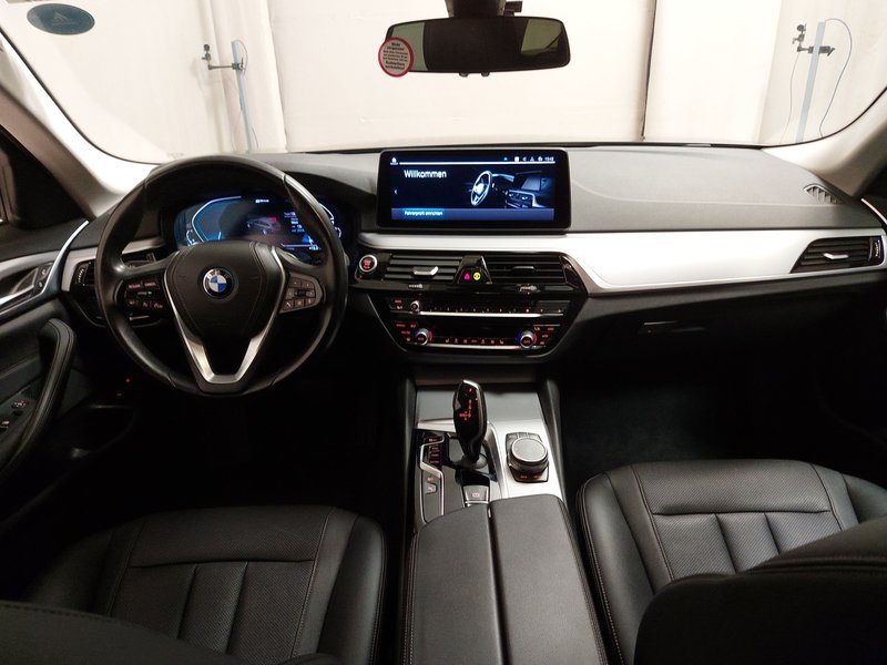 BMW 530e Touring • panorama • zračno ogibanje — 18