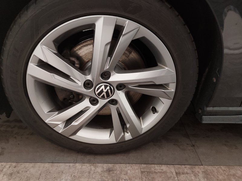 Volkswagen Golf 8 Variant 2.0 TDI R-Line automatik • bežično punjenje • Full LED — 8