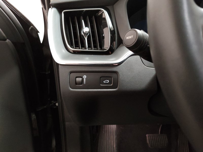 Volvo XC60 B4 Momentum Pro automatik • 360° kamera — 7