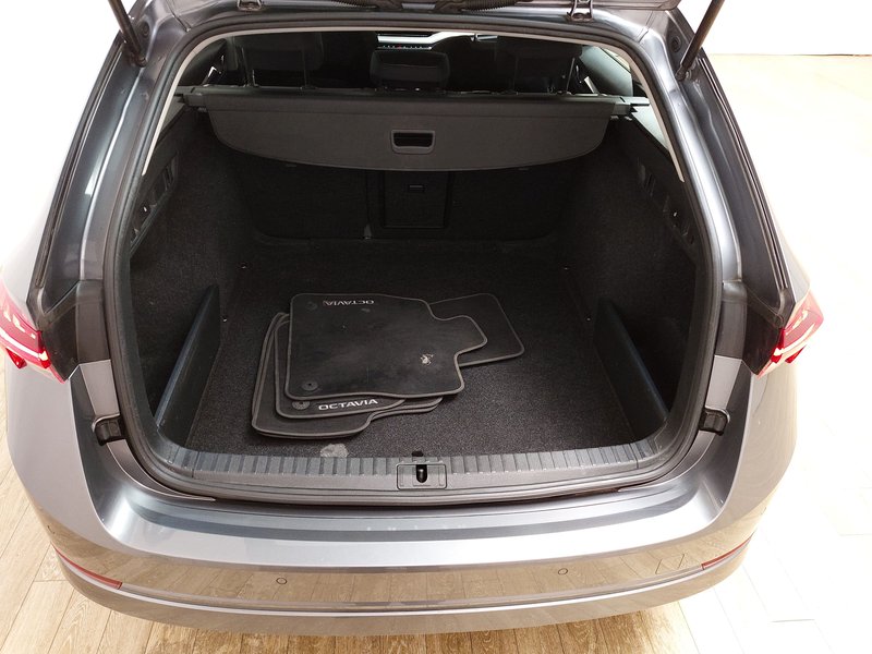 Škoda Octavia Combi 2.0 TDI automatik Style • HUD • Full LED — 17