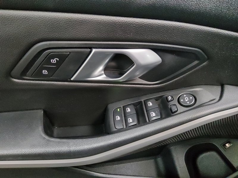 BMW 320e automatik Advantage • koža • LED — 10