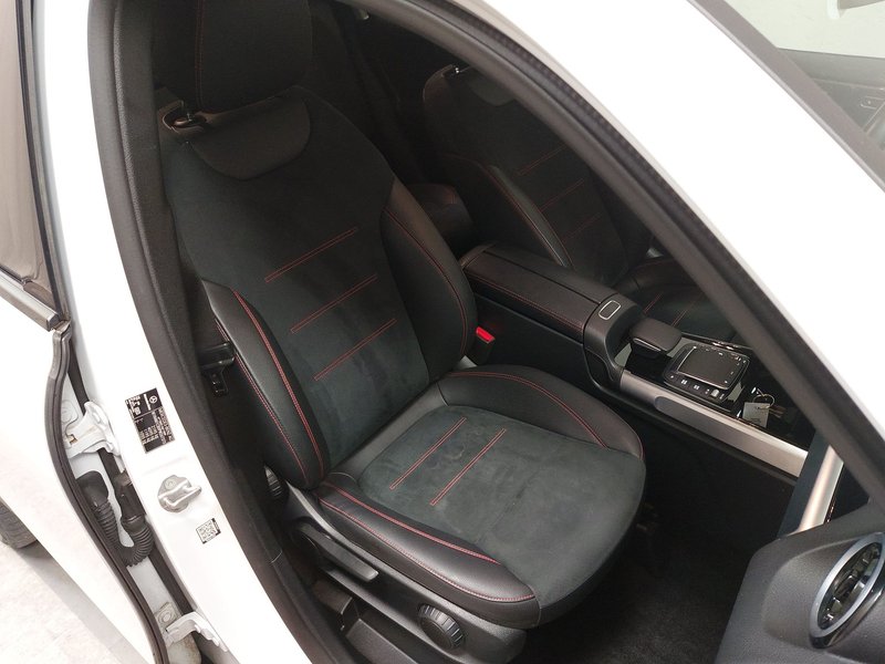 Mercedes-Benz GLB 200 d automatik AMG Line • ACC • digitalni instrumenti — 12