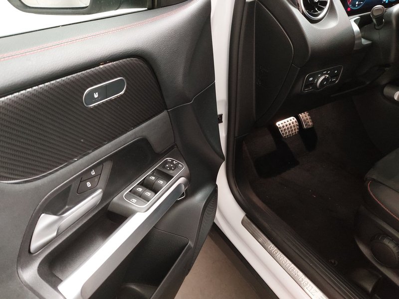 Mercedes-Benz GLB 200 d automatik AMG Line • ACC • digitalni instrumenti — 5