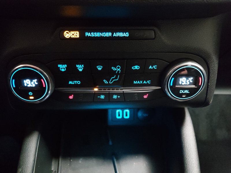 Ford Focus Turnier 1.5 EcoBlue automatik Titanium • bežično punjenje • Full LED — 19