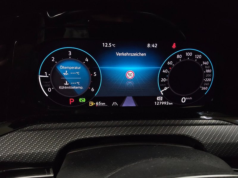 Volkswagen Golf 8 Variant 2.0 TDI automatik R-Line • ACC • Full LED — 8