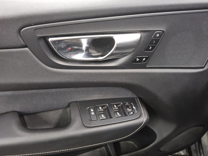 Volvo XC60 B4 D AWD automatik R-Design • AHK • električna peta vrata — 10
