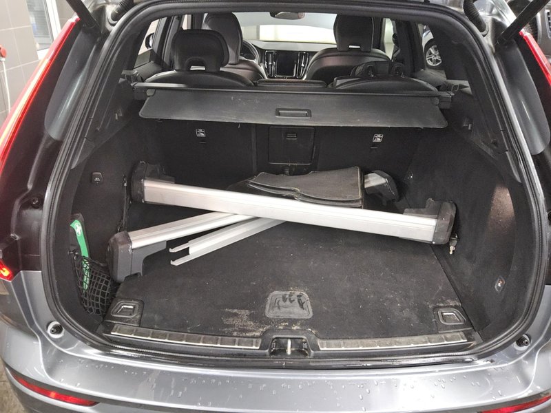 Volvo XC60 B4 D AWD automatik R-Design • AHK • električna peta vrata — 12