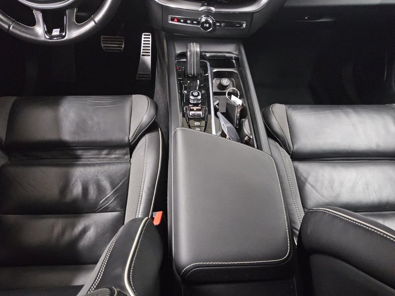 Volvo XC60 B4 D AWD automatik R-Design • AHK • električna peta vrata — 6