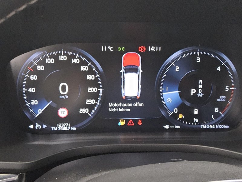 Volvo XC60 B4 D AWD automatik R-Design • AHK • električna peta vrata — 8