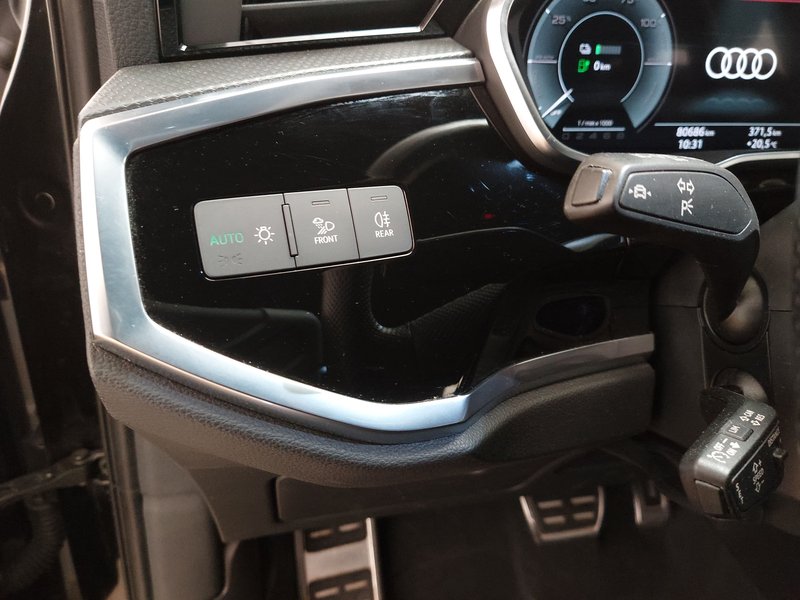 Audi Q3 45 TFSI automatik S line • Full LED • digitalni instrumenti — 7