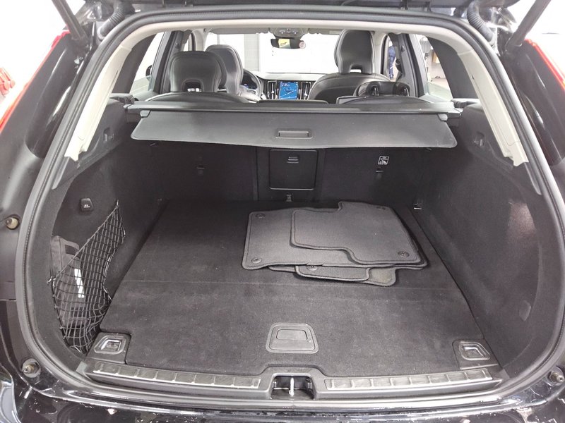 Volvo XC60 T8 AWD Hybrid Inscription automatik • panorama • LED — 12