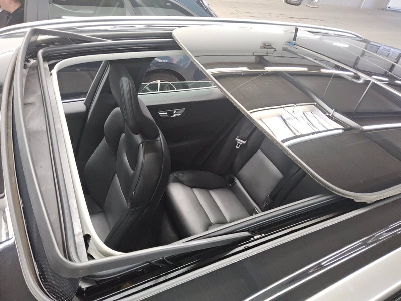 Volvo XC60 T8 AWD Hybrid Inscription automatik • panorama • LED — 13