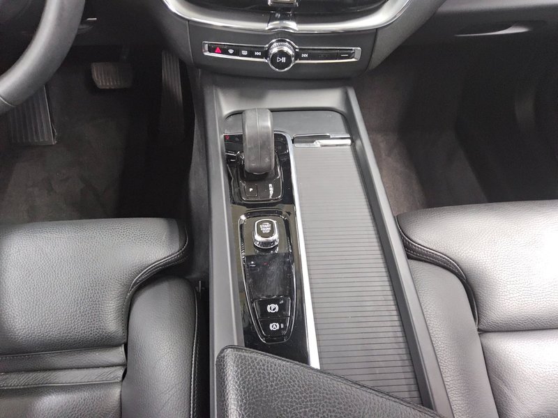 Volvo XC60 T8 AWD Hybrid Inscription automatik • panorama • LED — 6