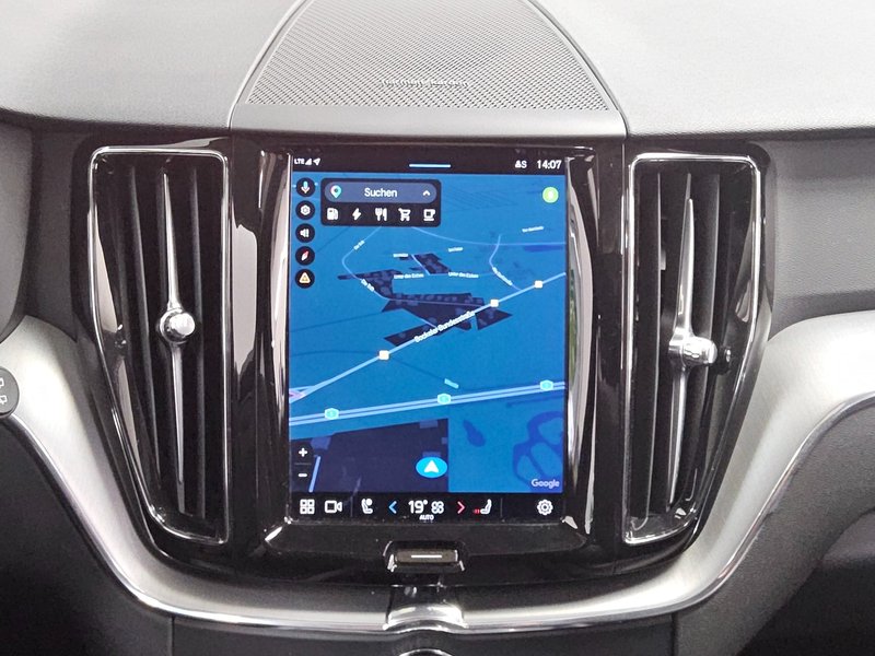 Volvo XC60 T8 AWD Hybrid Inscription automatik • panorama • LED — 7