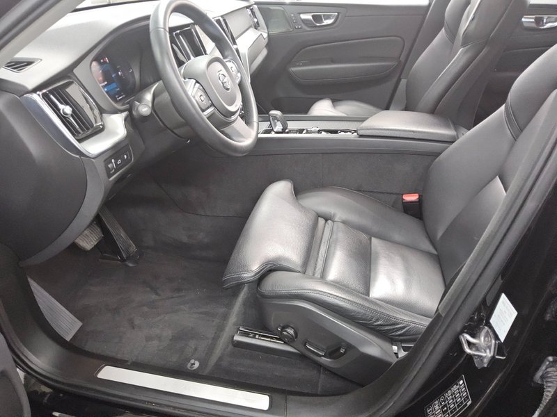 Volvo XC60 T8 AWD Hybrid Inscription automatik • panorama • LED — 9