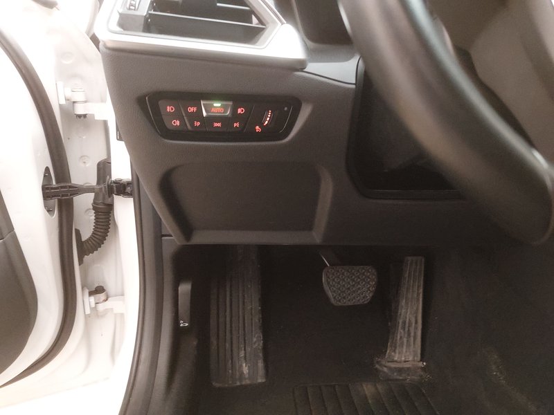 BMW 320d Touring automatik Sport Line • ACC • LED — 7