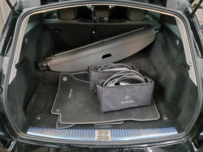 Mercedes-Benz E 300 de karavan automatik AMG Line • LED • digitalni instrumenti — 12