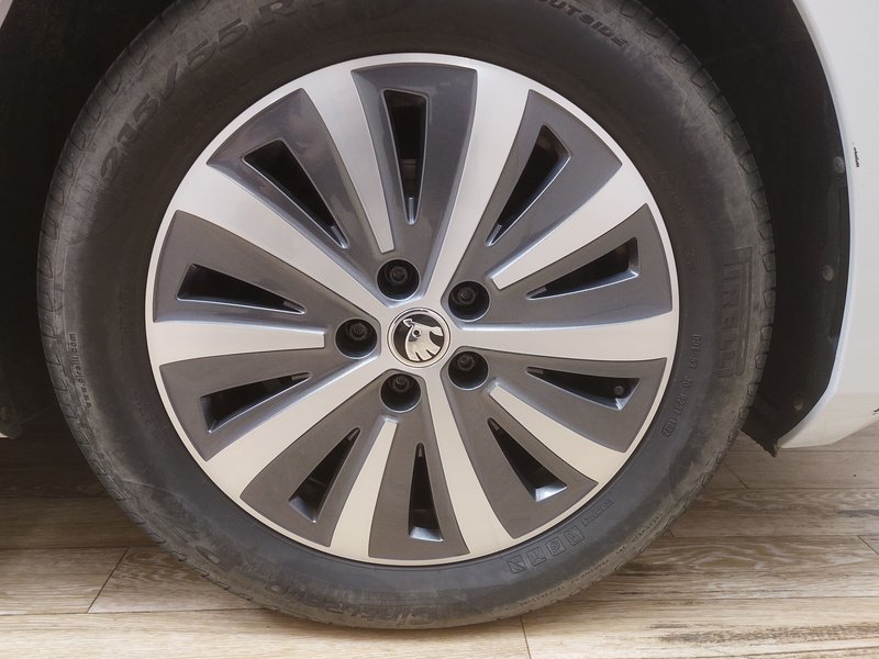 Škoda Superb Kombi 2.0 TDI automatik Ambition • el. peta vrata • Full LED — 11