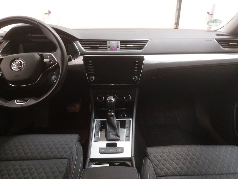 Škoda Superb Kombi 2.0 TDI automatik Ambition • el. peta vrata • Full LED — 18